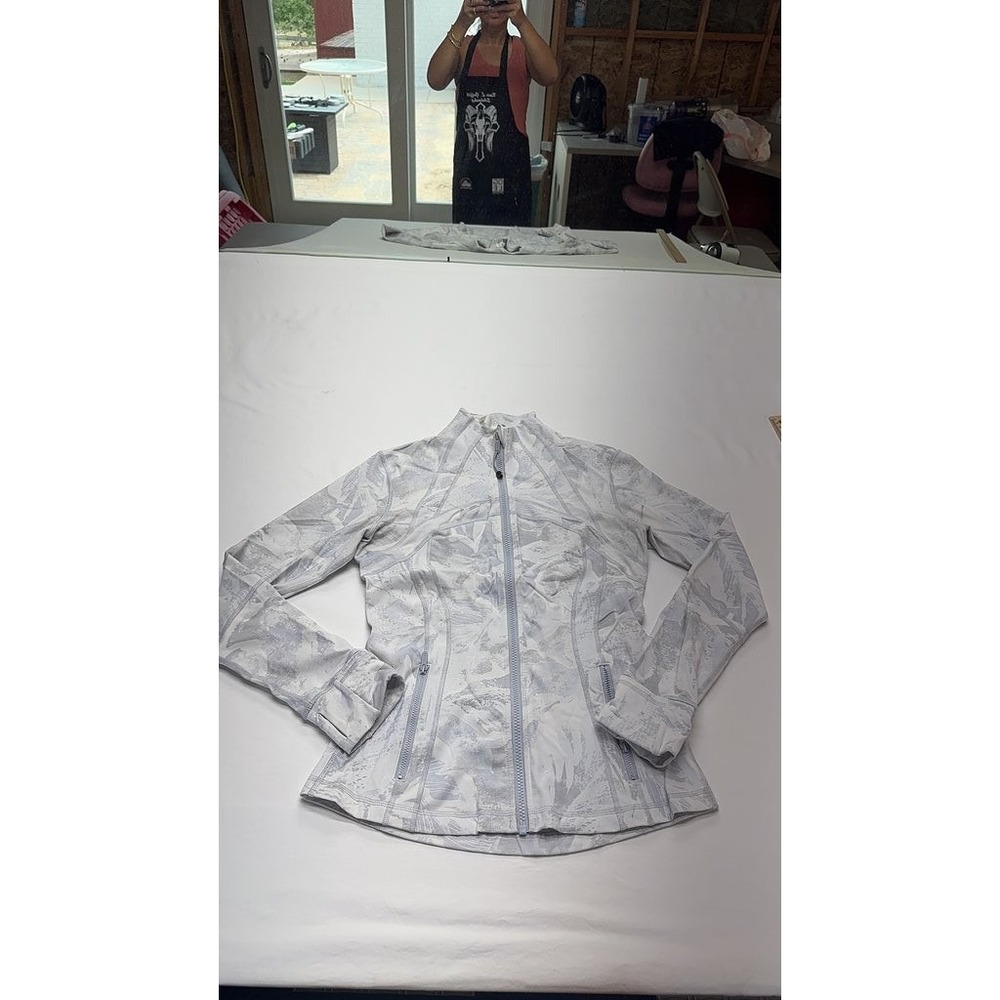 Lululemon Womens Lightweight Abstract Zip Up Jacket Light Gray Size 8